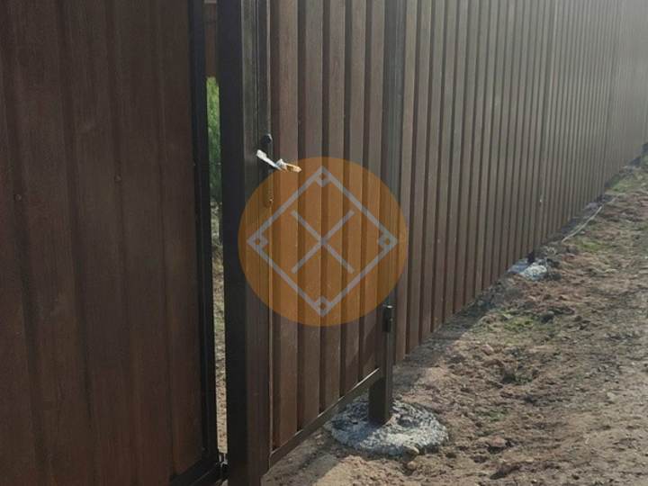 забор из профнастила под дерево, вид внутри