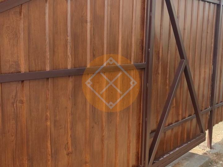 забор из профлиста под дерево с воротами откатными