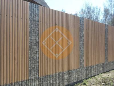 Комбинированный забор из профнастила под камень