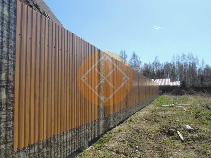 общий вид забора из профнастила под камень и дерево, модель ЗБ-1579 с двумя рядами лагов