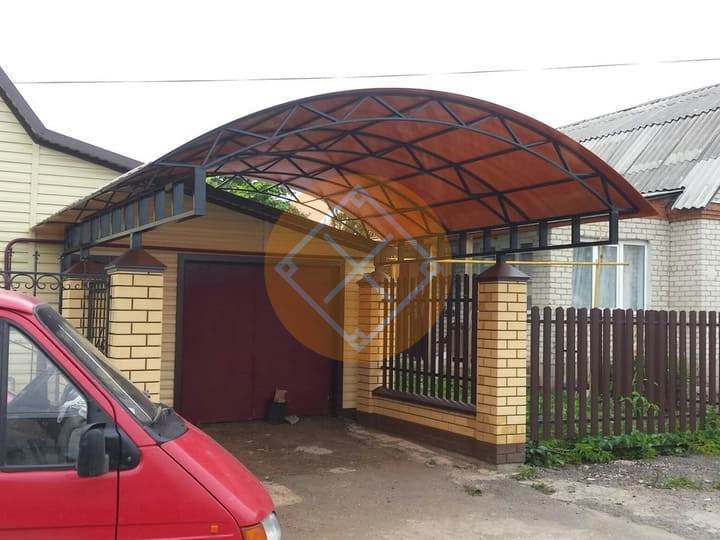 арочный навес для загородного дома