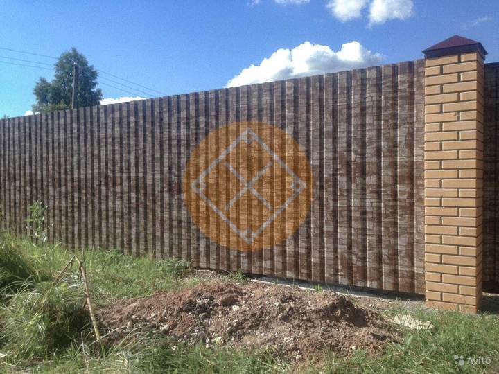 забор с откатными воротами из профнастила под камень