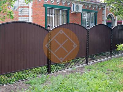 Забор из профнастила с просечкой и арочными секциями