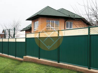 Забор на склоне с заполнением профнастилом