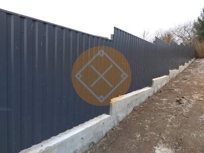 Забор лесенкой из профнастила на фундаменте ленточном