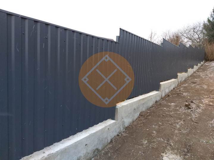 забор лесенкой для участка с большим склоном