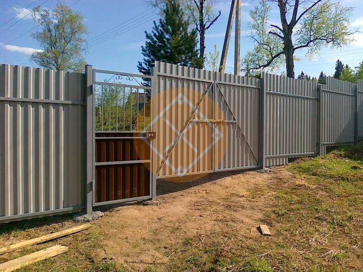 забор лесенкой из профнастила