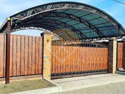 Металлический навес для загородного дома с поликарбонатом