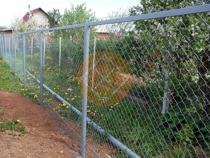 забор с круглыми столбами из сетки рабицы для дачи