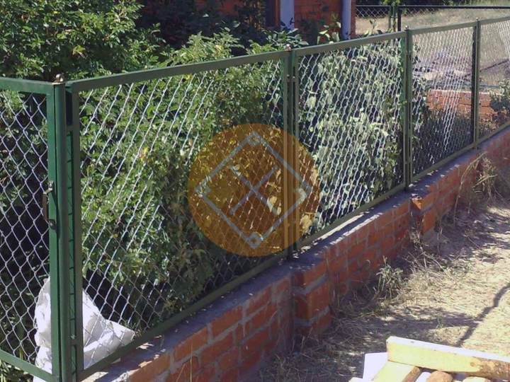 забор зеленого цвета из сетки рабицы