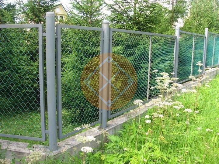 забор из сетки рабицы на бетонном основании
