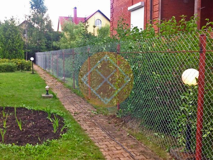 забор с заполнением сеткой рабицей