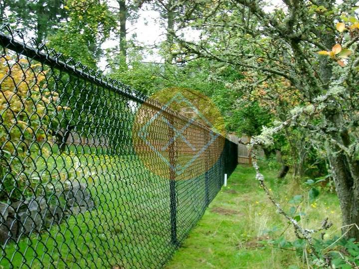 черный забор из сетки рабицы для загородного дома