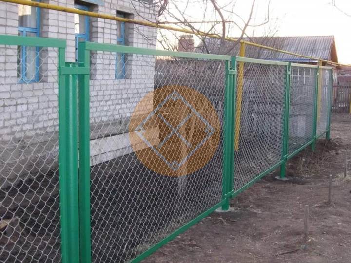 забор из сетки рабицы зеленого цвета