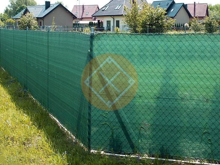 забор из сетки рабицы на фундаменте