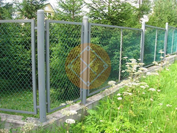забор из рабицы на фундаменте и круглых столбах