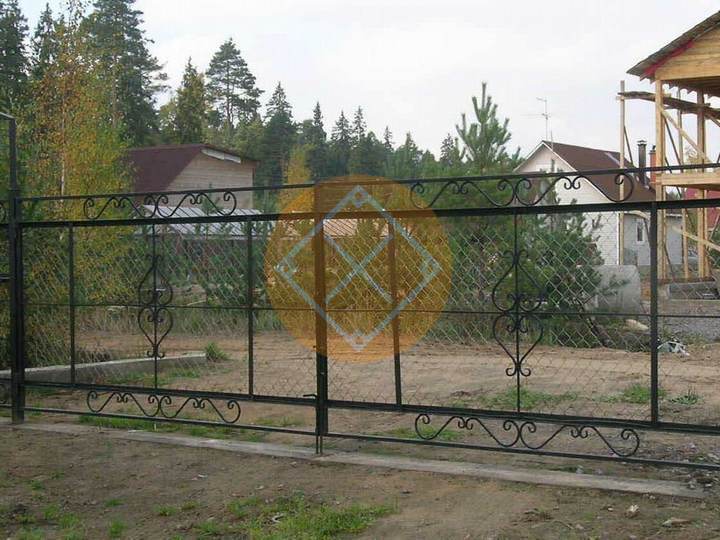 забор, ворота и калитка из сетки рабицы на фундаменте