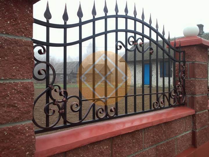 забор кованый для загородного участка