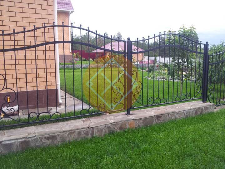 кованый забор лесенкой