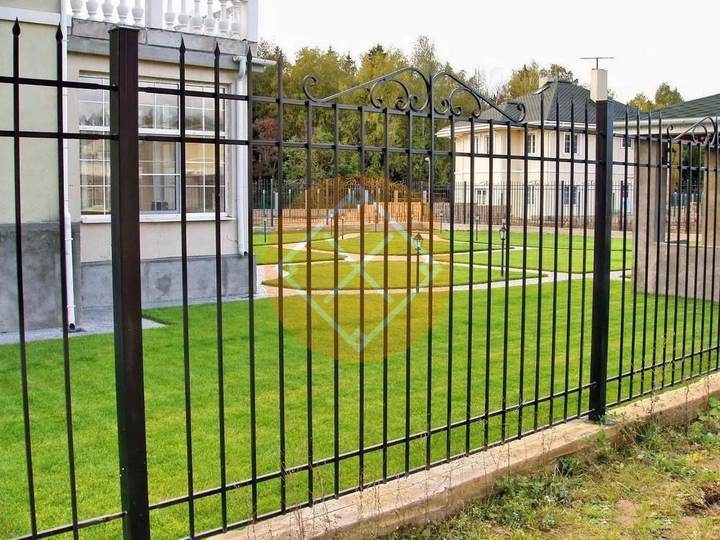металлический забор на фундаменте