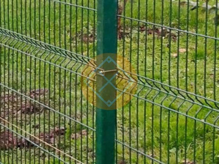крепление забора из 3д сетки к столбам с помощью хомута