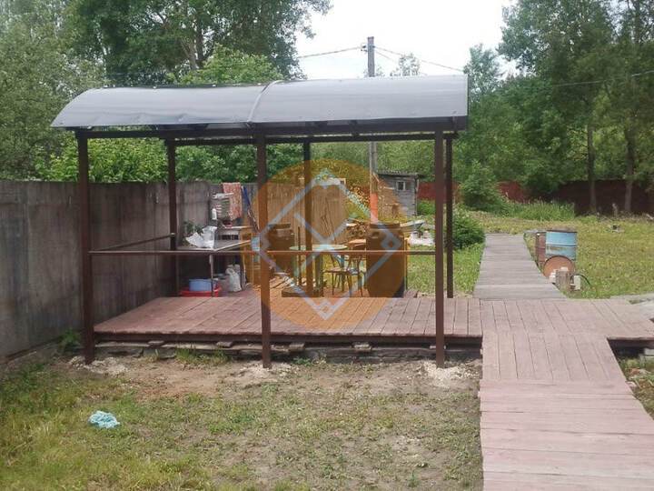 навес с сотовым поликарбонатом и арочной кровлей