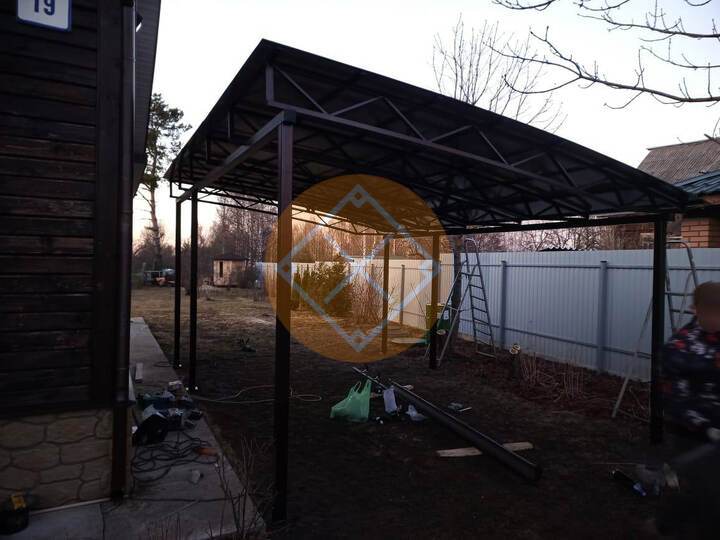 навес под авто с полуарочной кровлей