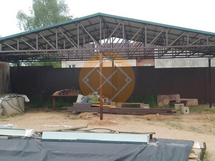 большой двускатный навес с кровлей из профлиста