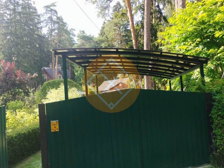 металлический навес с крышей из поликарбоната сотового