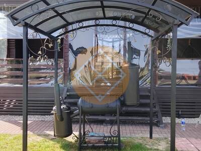 Арочный навес с декоративной ковкой