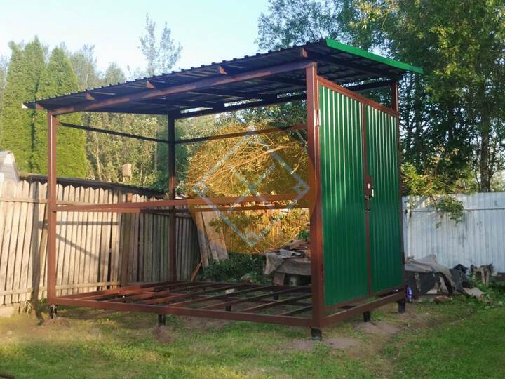 навес односкатный с зашивкой торцов и кровлей из профлиста, конструкция с воротами