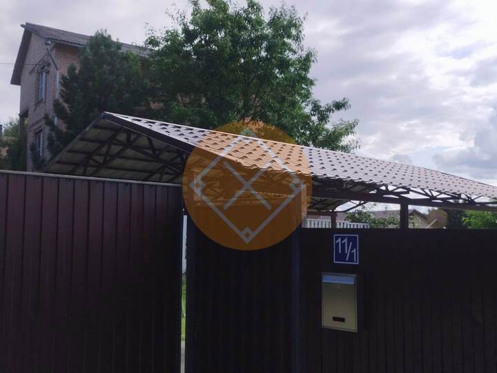 навес из металлочерепицы с двускатной кровлей на стальных опорах