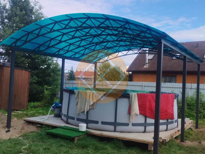 арочный навес для бассейна с кровлей из сотового поликарбоната