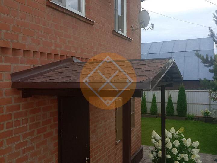 двускатный козырек с мягкой кровлей, на двух опорах