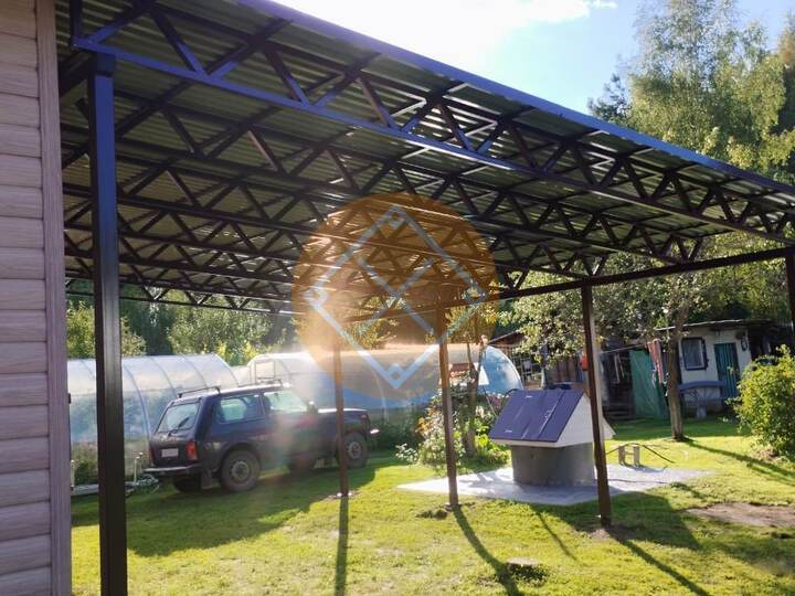 односкатный навес для загородного дома из деревянного бруса