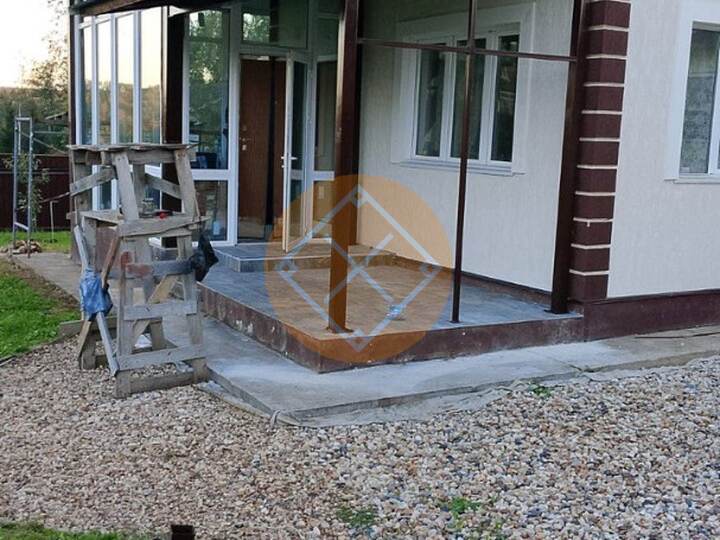 примыкающий навес на четырех опорах для загородного дома