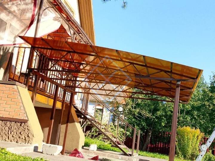 навес к загородному дому с полуарочными фермами, кровля из поликарбоната