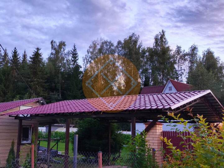 двускатный навес с кровлей из металлочерепицы, предназначен для двух автомобилей