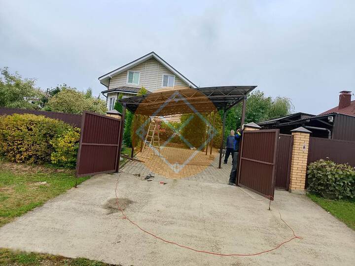 навес для загородного дома, форма кровли состоит из нескольких полуарочных скатов