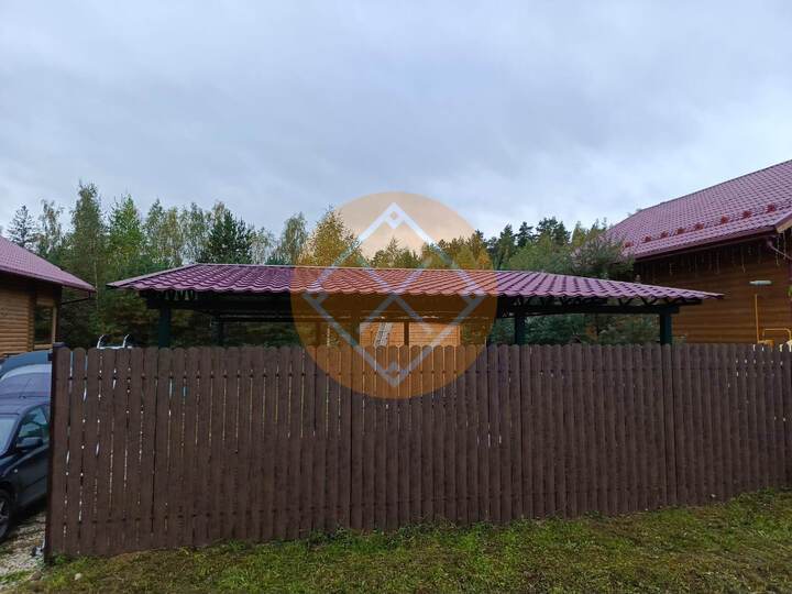 двускатный навес для загородного дома с покрытием из металлочерепицы