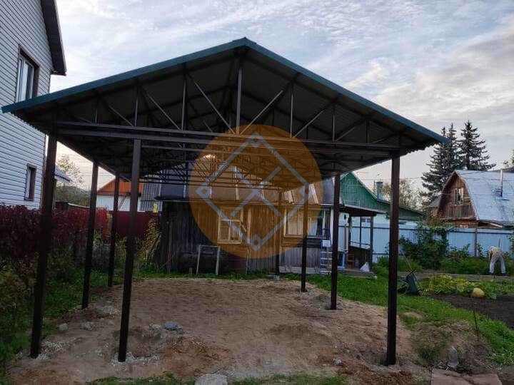 двускатный навес для загородного дома с кровлей из профилированного листа