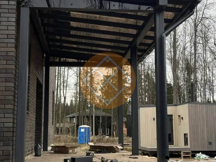 навес над крыльцом загородного дома с водосточной системой