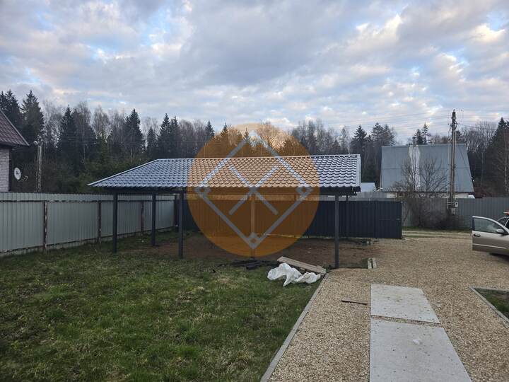 двускатный навес для загородного дома, кровля из металлочерепицы