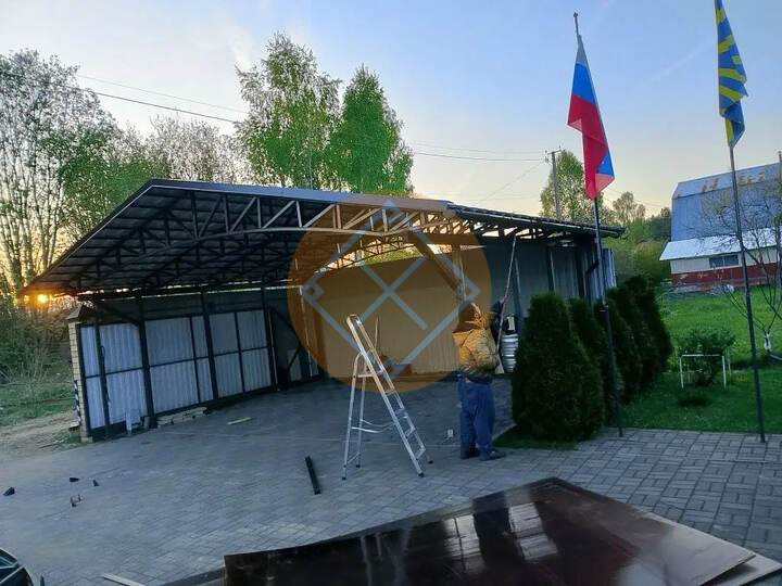 навес двускатной формы с кровлей из металлочерепицы