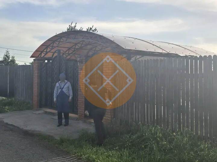 отдельностоящий арочный навес из профилированного поликарбоната