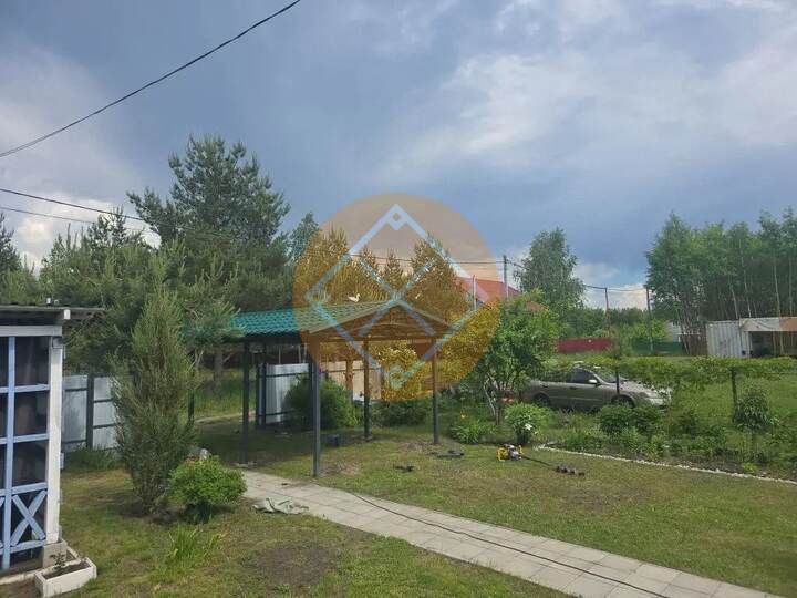 двускатный навес с зеленой металлочерепицей