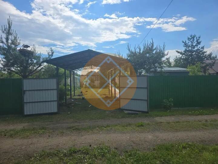 двускатный навес возле ворот дачного дома