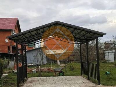 Двускатный навес для дачи с боковыми поручнями
