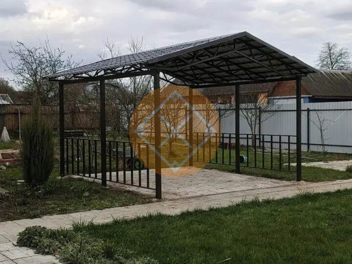 навес с металлочерепицей двускатной конструкции