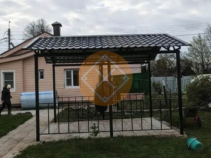 двускатный навес для дачи с боковыми поручными